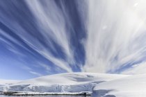 Cirrus хмари формування, Антарктида. — стокове фото
