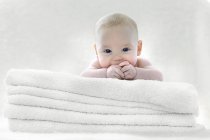 Bambino sdraiato sugli asciugamani . — Foto stock