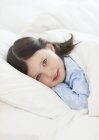 Preschooler ragazza a riposo sotto piumone a letto . — Foto stock