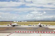 Aviones en el Aeropuerto Internacional de Ciudad del Cabo, Ciudad del Cabo, Sudáfrica . - foto de stock