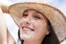 Glückliche junge erwachsene Frau mit Sonnenhut. — Stockfoto