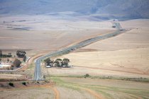 Autopista nacional en Overberg región de Sudáfrica cerca de Caledon . - foto de stock