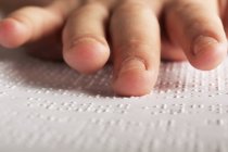 Primer plano de los dedos tocando braille . - foto de stock