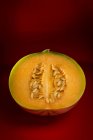 Melonenscheibe kreuzweise schneiden — Stockfoto