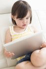 Kleinkind mit Tablet-Computer — Stockfoto