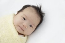 Bébé fille enveloppée dans une serviette, portrait . — Photo de stock