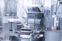 Maquinaria en planta de producción farmacéutica . - foto de stock