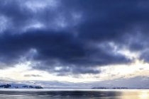 Vista panorámica de la costa antártica al atardecer
. — Stock Photo