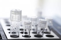 Primer plano de los tubos de muestra en el laboratorio de fertilización in vitro . - foto de stock