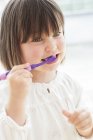 Menina da criança escovando dentes
. — Fotografia de Stock