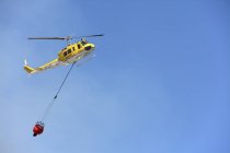 Emergency fire fighting helicopter with water bucket in Cape Town, South Africa. — Stock Photo
