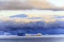 Мальовничим видом антарктичних узбережжя на заході сонця. — стокове фото