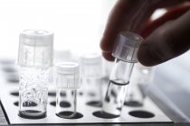 Nahaufnahme eines Wissenschaftlers, der Röhrchen im Labor für In-vitro-Fertilisation nimmt. — Stockfoto