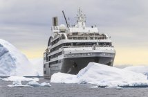 Antarctica - November 1, 2013: Cruise ship sailing coast. — Stock Photo