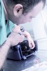 Ветеринар проводит физическое обследование кота — стоковое фото