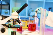 Крупним планом вченого проводять хімічні дослідження в лабораторії . — стокове фото