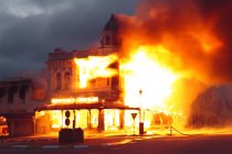 Edificio histórico envuelto en llamas en Grahamstown, Cabo Oriental, Sudáfrica . - foto de stock