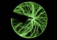 Mano maschile che punta sul disco al plasma producendo lampi verde brillante . — Foto stock