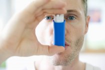 Retrato del hombre usando inhalador de asma . - foto de stock