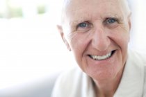 Porträt eines glücklichen Seniors, der in die Kamera blickt — Stockfoto