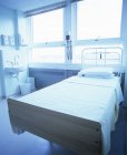 Порожнє лікарняне ліжко у палаті . — стокове фото
