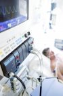 Primo piano dei segni vitali del paziente sul monitor nel reparto di terapia intensiva . — Foto stock