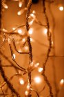 Close-up de luzes de Natal brilhantes pendurados . — Fotografia de Stock