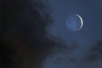 Luna iluminada por la luz del sol reflejada Tierra - foto de stock