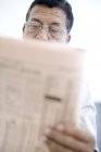 Hombre leyendo un periódico - foto de stock
