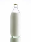 Flasche sterilisierte Milch auf weißem Hintergrund. — Stockfoto