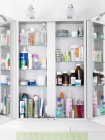 Шафа ванної кімнати з різних ліків і медицина. — Stock Photo