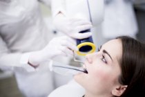 Молодая женщина делает рентген зубов — стоковое фото