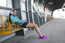 Mulher sentada na plataforma ferroviária — Fotografia de Stock