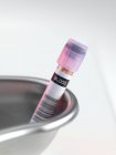 Close-up of blood sample in kidney dish. — Stock Photo