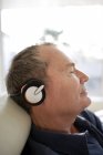 Homem usando fones de ouvido e relaxando em casa — Fotografia de Stock
