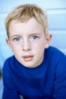 Retrato de menino pensativo em camiseta azul . — Fotografia de Stock