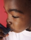 Menino asmático usando inalador, close-up . — Fotografia de Stock