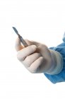 Close-up de bisturi cirúrgico na mão do médico . — Fotografia de Stock
