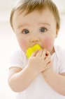 Ritratto di bambino ragazzo masticare giocattolo blocco . — Foto stock