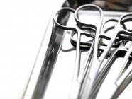 Vista ravvicinata delle pinze chirurgiche in vassoio metallico
. — Foto stock