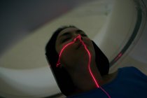 Paciente do sexo feminino submetida a diagnóstico de tomografia computadorizada . — Fotografia de Stock