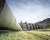 Gasoducto hidroeléctrico y presa en la central hidroeléctrica de Loch en Perthshire, Escocia - foto de stock
