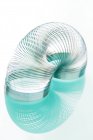 Juguete Slinky con reflexión sobre fondo blanco . - foto de stock
