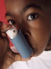 Niño asmático usando inhalador, primer plano . - foto de stock