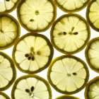 Vista de close-up de fatias de limão no fundo branco . — Fotografia de Stock