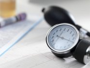 Primer plano del manómetro de presión arterial. - foto de stock