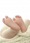 Крупним планом дитячі ноги на ковдрі . — стокове фото