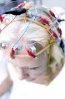 Mujer rubia madura sometida a monitoreo de electroencefalografía . - foto de stock