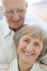 Портрет веселой пожилой пары . — стоковое фото