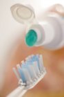 Cepillo de dientes y pasta de dientes verde, primer plano
. - foto de stock
